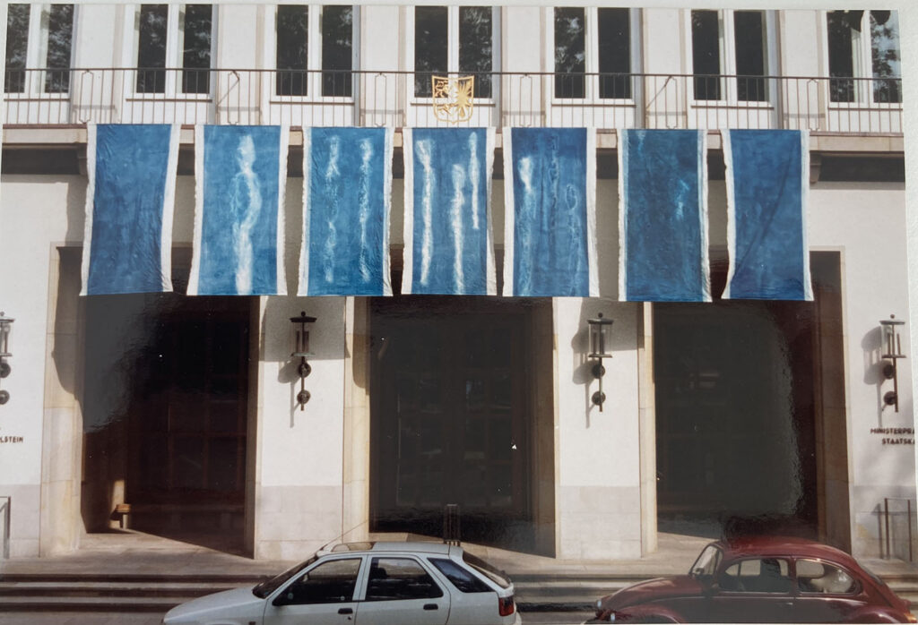 Fahnen von Katharina Sackmann/Katharina Krüger im Blueprintverfahren am Landeshaus Kiel